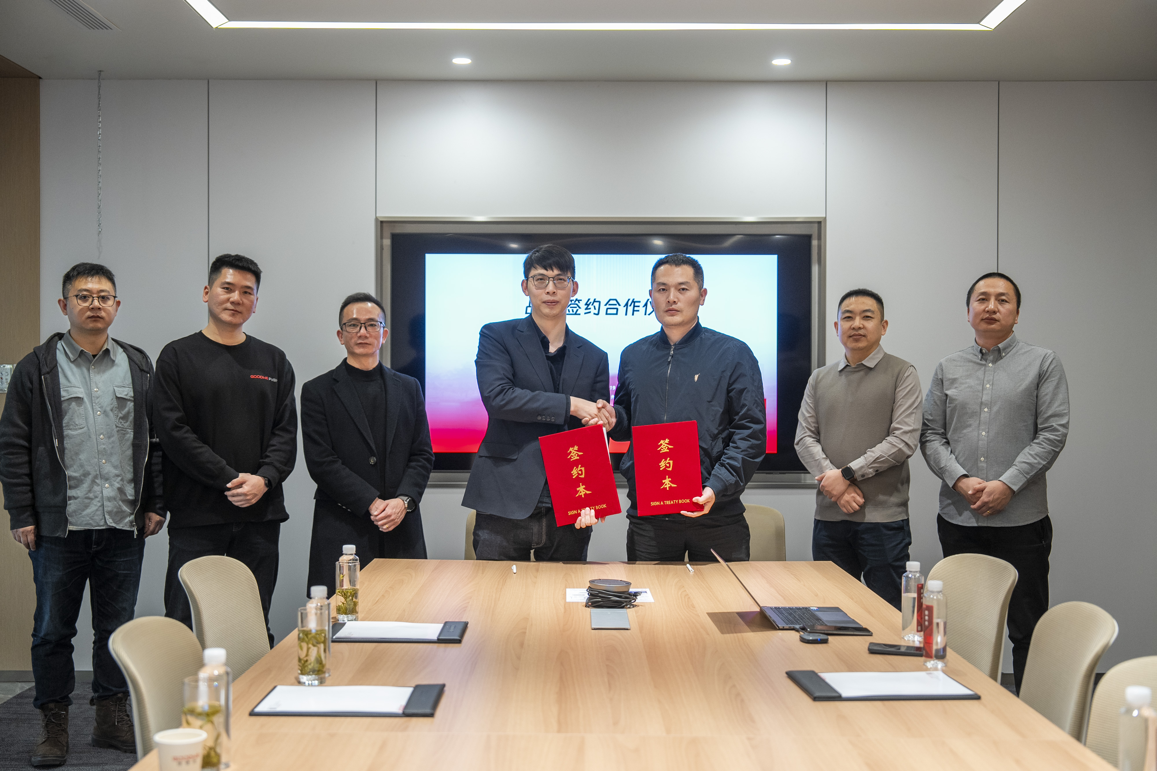 携手发展，优势叠加 | 拾光科技与固德威签署战略合作协议